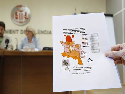 El mapa de la pobreza energ&eacute;tica. Al fondo los dos concejales de Valencia. 