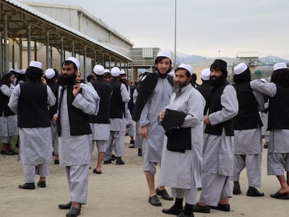 Un grupo de talibanes recién liberados de la cárcel de Bagram, a las afueras de Kabul.