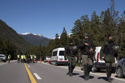 Efectivos federales participan del desalojo de la Villa Mascardi en Bariloche, el jueves 23 de noviembre.