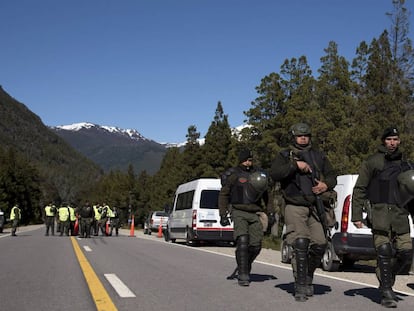 Efectivos federales participan del desalojo de la Villa Mascardi en Bariloche, el jueves 23 de noviembre.