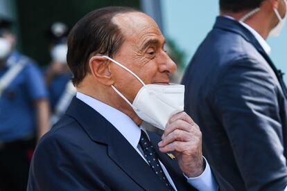 Silvio Berlusconi, a su salida del hospital de Milán tras superar la covid-19.