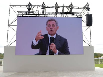 Una imagen de Nicolas Sarkozy sobre una pantalla el 29 de agosto en el Hipódromo de Longchamp, en París.