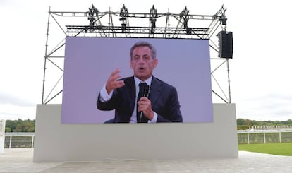 Una imagen de Nicolas Sarkozy sobre una pantalla el 29 de agosto en el Hipódromo de Longchamp, en París.