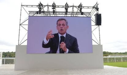 Una imagen de Nicolas Sarkozy sobre una pantalla el 29 de agosto en el Hipódromo de Longchamp, en París.