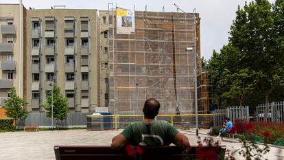 Mural de Gonzalo Borondo, en el Poblenou, tapado por el andamio de unas obras para hacer un jardín vertical.