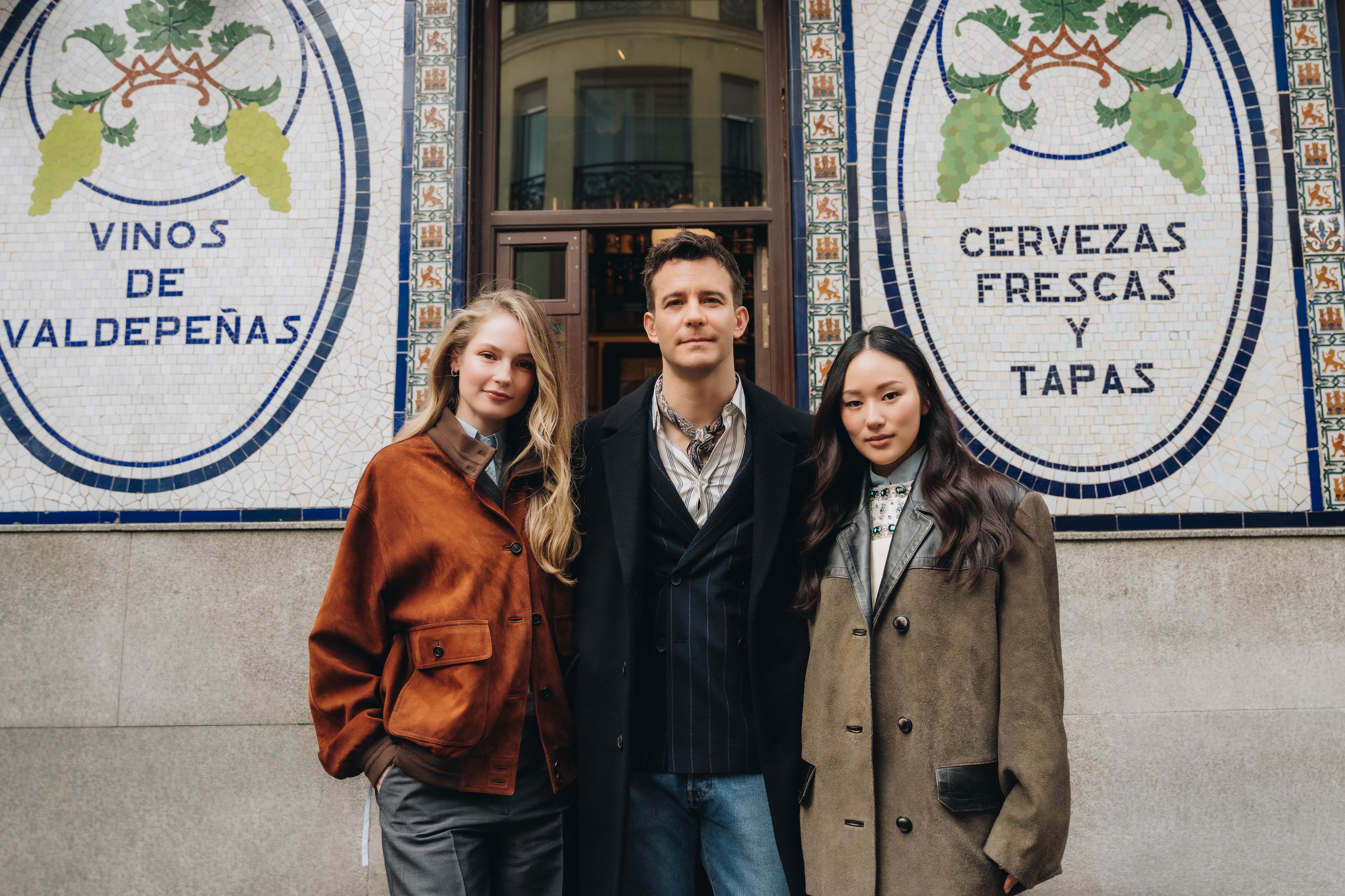 Hannah Dodd, Luke Thompson y Yerin Ha, este lunes en el centro de Madrid.