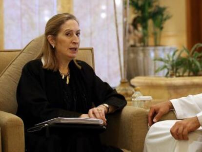 La ministra de Fomento, Ana Pastor, con el Jeque Sultán bin Tahnoon Al Nahyan (izquierda), presidente de Abu Dabi Turismo.