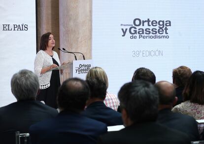 La directora de EL PAÍS, Pepa Bueno, durante su intervención al inicio de la gala de entrega de los Premios Ortega y Gasset, este martes en Valencia. A pesar de las crisis que acechan a la profesión, ha dicho Bueno, los trabajos premiados demuestran “que el periodismo está más vivo que nunca y sigue siendo tan necesario como siempre”. “El buen periodismo”, ha añadido la directora, “el que nos enfrenta a la complejidad y a las contradicciones de la vida, de los discursos y de la política, es el mejor antídoto contra la polarización”.