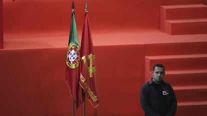 Las banderas del Portugal y del PCP durante el congreso celebrado recientemente en Almada, al sur de Lisboa.