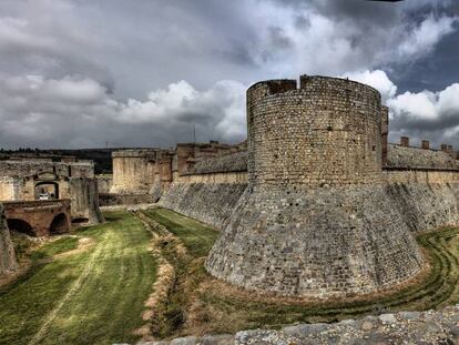 Panor&agrave;mica del castell de Salses. 