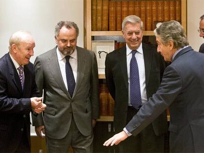 De izquierda a derecha, Luis Rodríguez Moreno, Ignacio de Polanco, Mario Vargas Llosa, Federico Ysart y Manuel Bravo Lifante.