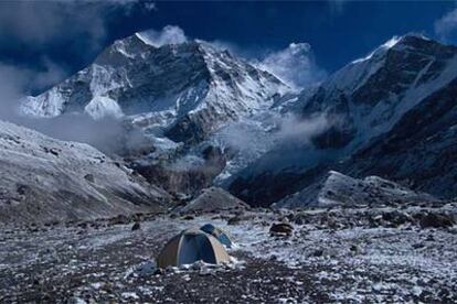 Un equipo de <i>Al filo de los imposible</i>, en el campo base del Makalu, en el Himalaya nepalí.
