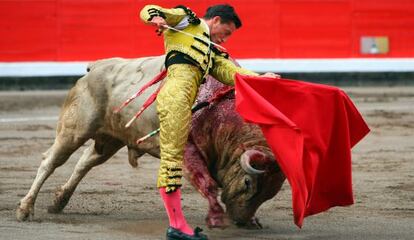 Diego Urdiales, en un momento de la faena a su primer toro ayer en Vista Alegre.