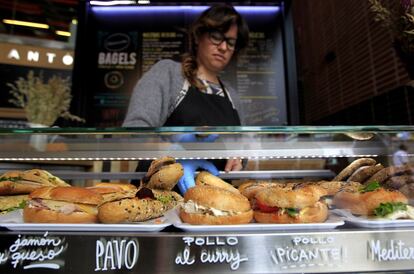 Puesto de sándwiches de 'bagels' (pan con forma de rosquilla), en el mercado de San Antón de Madrid.