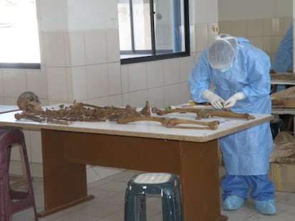 Un forense reconstruye los restos de cadáveres recuperados para su identificación en el Instituto de Medicina Legal de Ayacucho.