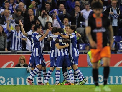 Los jugadores del Espanyol festejan un gol ante el Valencia.