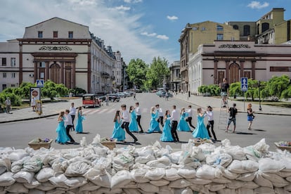 DANZA CONTRA LA GUERRA EN ODESA 
Los estudiantes ucranios quisieron mandar un mensaje de paz y resistencia bailando tras un muro de sacos de arena en la Ópera de Odesa. Ocurrió el pasado 15 de junio, apenas tres semanas después de que abriera en Kiev la Ópera Nacional con una representación de El barbero de Sevilla, de Rossini. Brío y belleza para combatir los bombardeos. 