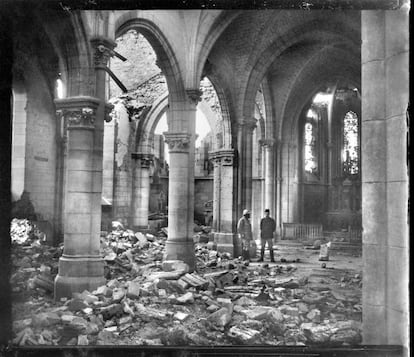 20 de marzo de 1916. Iglesia de San Hilario, en Marne, Francia (nota manuscrita del autor sobre el negativo de vidrio).