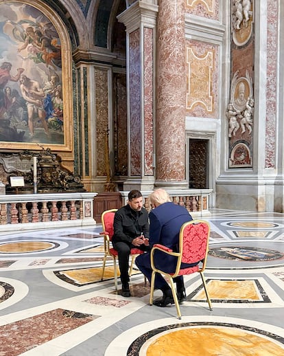 Trump y Zelenski, durante su encuentro en la basílica de San Pedro.