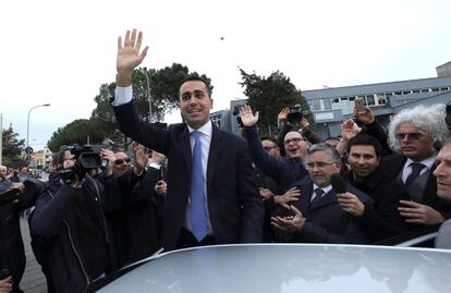 El candidato del partido Cinco Estrellas, Luigi Di Maio, saluda a su llegada al centro electoral de Pomigliano d'Arco.