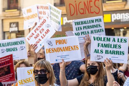 Protesta de los trabajadores de los servicios sociales del Ayuntamiento de Barcelona durante la huelga del 7 de junio.