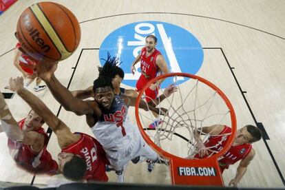 Faried intenta anotar en la final.