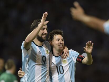 Messi e Higuaín celebran el tanto de penal, marcado por el crack del Barcelona para poner el partido 2 a 0.