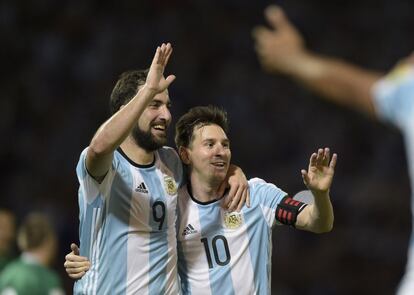 Messi e Higuaín celebran el tanto de penal, marcado por el crack del Barcelona para poner el partido 2 a 0.