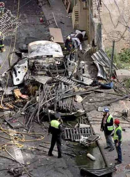 Restos de la furgoneta tras la explosión.