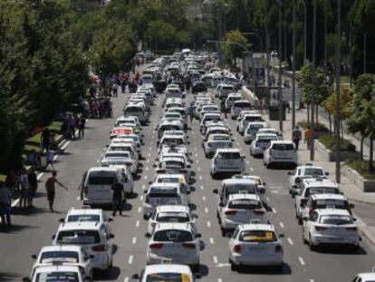 Los taxistas de Madrid y Barcelona desconvocan temporalmente la huelga tras llegar a un acuerdo con Fomento