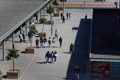 Estudiantes en el campus de la Universidad Autónoma de Barcelona, en 2021.