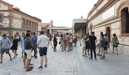 Varios grupos de espectadores junto a la Cineteca Matadero.