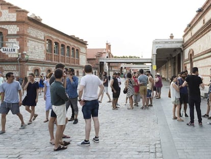 Varios grupos de espectadores junto a la Cineteca Matadero.