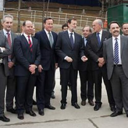 Mariano Rajoy, entre el primer ministro británico, David Cameron (a su derecha), y el presidente y consejero delegado de FCC, Baldomero Falcones, en la visita a las obras del Crossrail en Londres en las que participa la constructora, y a la que también ac