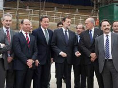 Mariano Rajoy, entre el primer ministro británico, David Cameron (a su derecha), y el presidente y consejero delegado de FCC, Baldomero Falcones, en la visita a las obras del Crossrail en Londres en las que participa la constructora, y a la que también ac