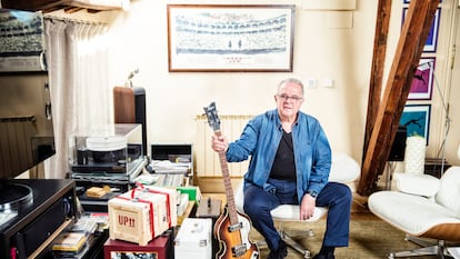 Luis Merino, exdirector de 'Los 40 Principales', el pasado 24 de mayo en su casa de Madrid, con el bajo de Paul McCartney.