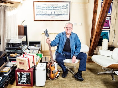 Luis Merino, exdirector de 'Los 40 Principales', el pasado 24 de mayo en su casa de Madrid, con el bajo de Paul McCartney.