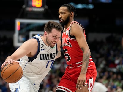 Luka Doncic bota el balón ante Derrick Jones, de los Chicago Bulls.