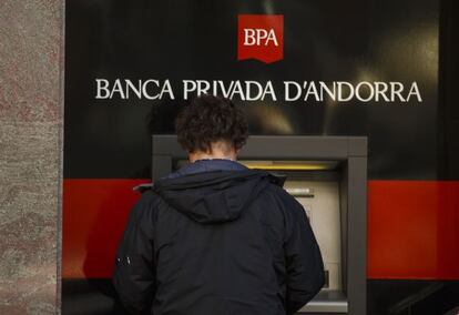 Un cliente saca dinero de un cajero de Banca Privada d'Andorra.