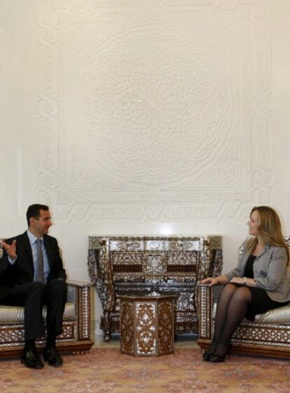 El presidente sirio, Bachar el Asad, y la ministra de Exteriores española, Trinidad Jiménez, durante su entrevista hoy en Damasco.