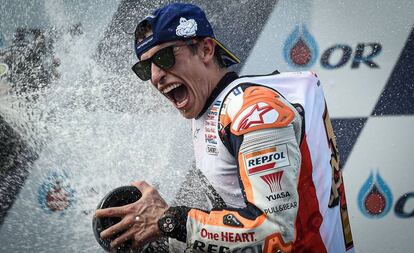 Márquez celebra su victoria en el Gran Premio de Tailandia.