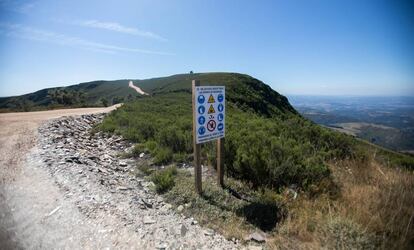 Cartel de obra del parque eólico en la sierra de O Iribio.