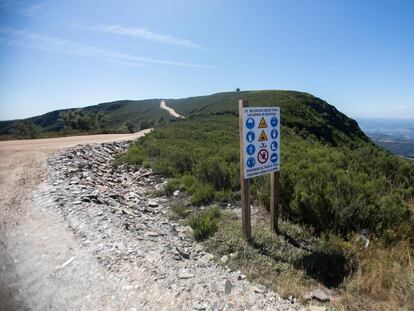 Cartel de obra del parque eólico en la sierra de O Iribio.