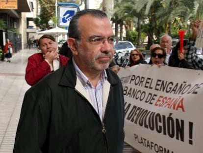 El exdirector general de CAM Roberto L&oacute;pez Abad es abucheado en Alicante por un grupo de afectados de las preferentes.