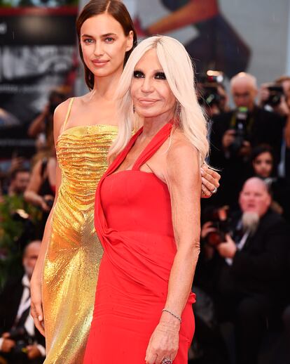 Irina Shayk y Donatella Versace en la alfombra roja del estreno de ‘Ha nacido una estrella’.