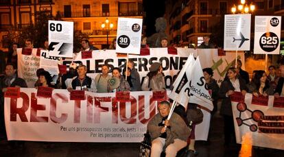 Un momento de la manifestaci&oacute;n de las entidades sociales que recorri&oacute; el centro de Valencia. 