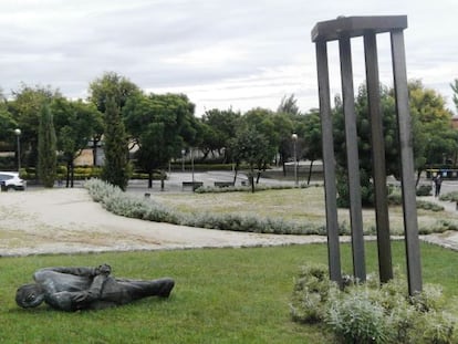 La estatua derribada de Jordi Pujol en Premià de Dalt.