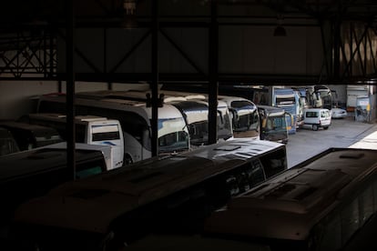 Aparcamiento de la empresa Hispa Bus con los autocares parados en Cornellà de Llobregat.