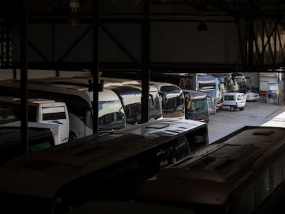 Aparcamiento de la empresa Hispa Bus con los autocares parados en Cornellà de Llobregat.