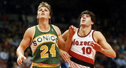 Fernando Martín pugna con Tom Chambers, en su debut en la NBA el 31 de octubre de 1986